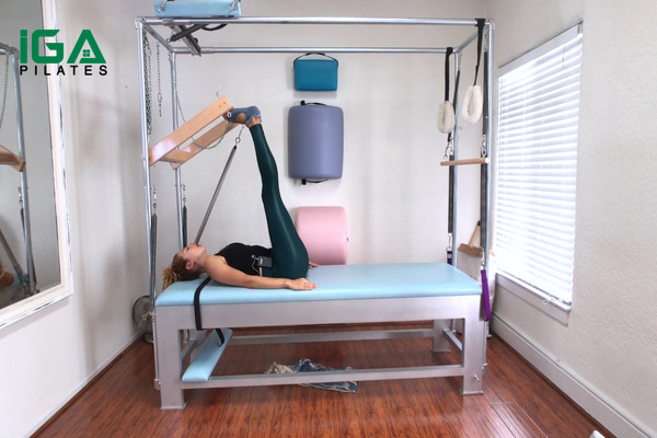 Động tác đẩy chân trong bài tập Pilates Footwork trên Cadillac