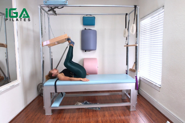 Động tác thu chân về trong bài tập Pilates Footwork trên Cadillac