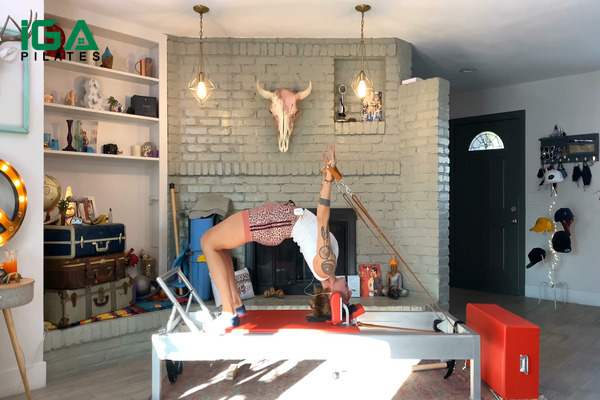 Duy trì Headstand with Straps trong vài nhịp thở ổn định