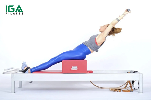 Giới thiệu bài tập Pilates Flat Back trên máy Reformer