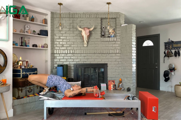 Bật mí bài tập Pilates Semi Circle trên Reformer đến với bạn đọc 6 Giữ shoulder blocks; hít vào, nâng hông, cuộn từng đốt sống