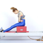 Khởi động cột sống và kích hoạt cơ bụng với Pilates Round Back trên Reformer