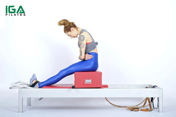 Khởi động cột sống và kích hoạt cơ bụng với Pilates Round Back trên Reformer