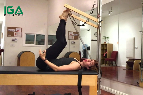 Lưu ý quan trọng trong bài tập Pilates Footwork trên Cadillac