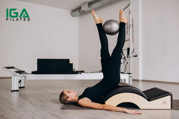 Mách bạn tập tác dụng của Pilates đối với bệnh lý xương khớp 7 Người bệnh nên tập Pilates tại phòng tập có thiết bị để đảm bảo an toàn