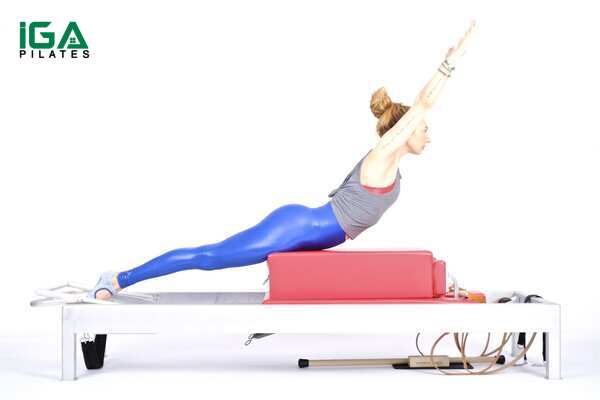 Swan on Reformer giúp kéo giãn và làm khỏe vùng lưng hiệu quả