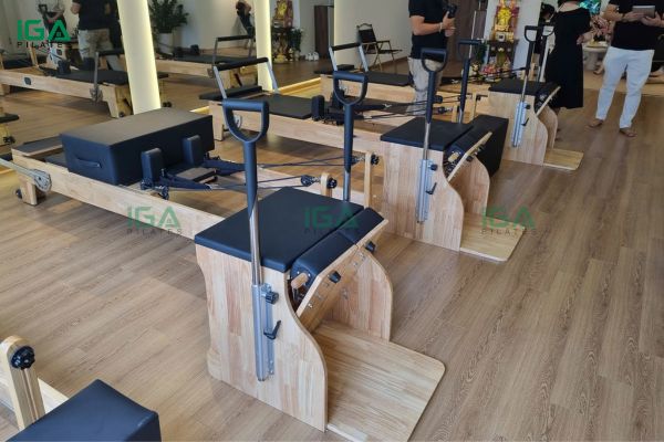 IGA Pilates bàn giao thiết bị cho phòng tập mới tại Duy Tân, Cầu Giấy 1 Toàn cảnh dãy Reformer và Wunda Chair nổi bật với khung gỗ và đệm tinh tế