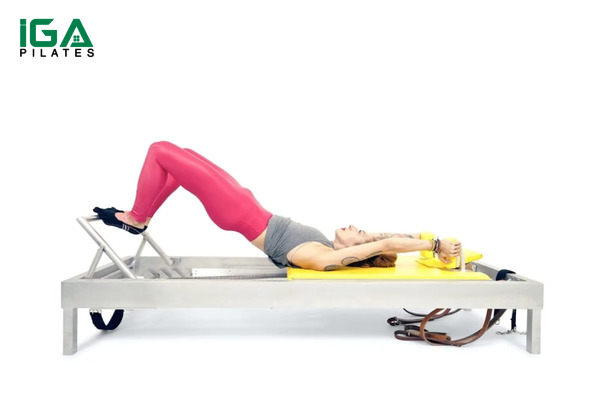 Bật mí bài tập Pilates Semi Circle trên Reformer đến với bạn đọc 1 Tổng quan Semi Circle: cuộn cột sống, kéo giãn lưng, mở ngực