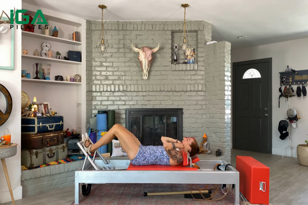 Bật mí bài tập Pilates Semi Circle trên Reformer đến với bạn đọc 9 Trả hông về tư thế ban đầu, duy trì kiểm soát core
