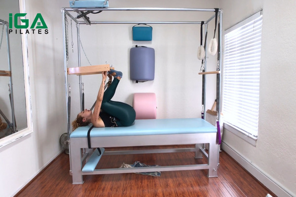 Tư thế chuẩn bị bài tập Pilates Footwork trên Cadillac