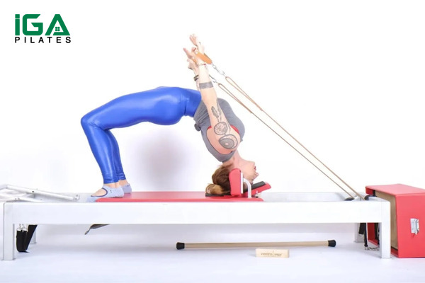 Tư thế Pilates Headstand with Straps trên máy Reformer