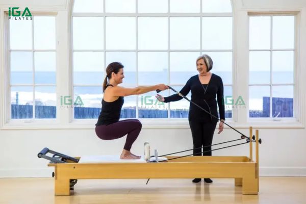 Hướng dẫn thực hiện bài tập Pilates Russian Squats trên Reformer 5 Bài tập này giúp giảm căng cứng cơ và hạn chế nguy cơ đau mỏi lưng do ngồi nhiều