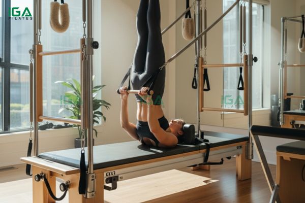 Bài tập Pilates giảm cân toàn thân với máy tập Pilates Cadillac 3 Bài tập Pilates giảm cân toàn thân với máy tập Cadillac cải thiện tư thế lưng