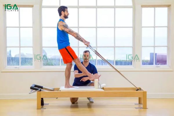 Hướng dẫn thực hiện bài tập Pilates Russian Squats trên Reformer 8 Các chuyển động được kiểm soát chặt chẽ giúp hạn chế sai tư thế và giảm thiểu chấn thương