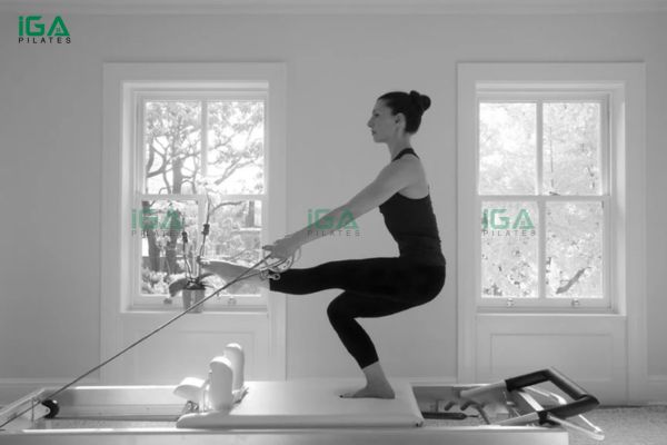 Hướng dẫn thực hiện bài tập Pilates Russian Squats trên Reformer 9 Người tập có thể kết hợp squat với những bài Pilates khác để phát triển toàn diện hơn