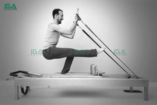 Hướng dẫn thực hiện bài tập Pilates Russian Squats trên Reformer 4 Người tập có thể tăng cường độ khó bằng cách điều chỉnh mức kháng lực trên máy Reformer
