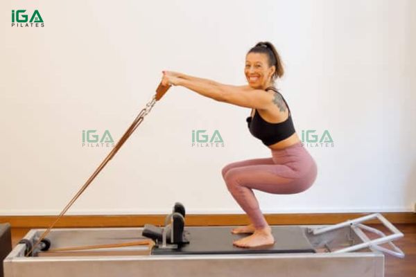 Hướng dẫn thực hiện bài tập Pilates Russian Squats trên Reformer 7 Tập Pilates Russian Squats trên Reformer phù hợp cho cả người mới bắt đầu lẫn học viên nâng cao