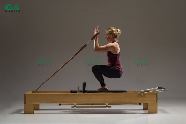 Hướng dẫn thực hiện bài tập Pilates Russian Squats trên Reformer 6 Việc duy trì squat trên Reformer hỗ trợ cải thiện dáng đứng tự nhiên và điều chỉnh cột sống
