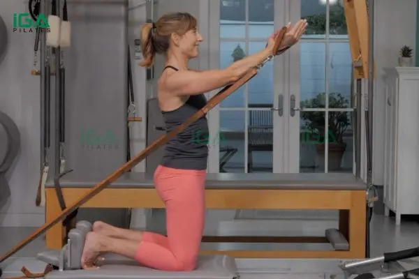 Khám phá bài tập Pilates Arm Circles trên Reformer giúp săn chắc vai và cải thiện tư thế 4 Arm Circles giúp duy trì tư thế chuẩn và giảm căng cứng cổ vai gáy