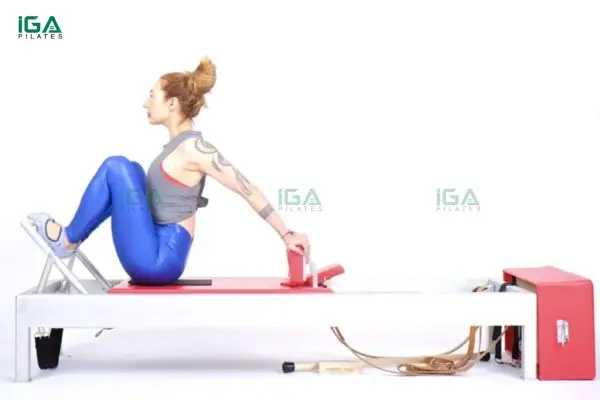 Bài tập Pilates Stomach Massage trên Reformer giúp săn chắc cơ bụng và cải thiện tư thế 3 Bài tập này mang lại cảm giác thư giãn nhẹ nhàng nhờ nhịp thở và chuyển động uyển chuyển