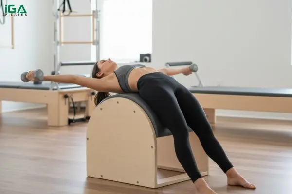 Bài tập Pilates Overhead trên Spine Corrector: Bí quyết giữ dáng và cân bằng cơ thể 17 Bài tập Pilates Overhead trên Spine Corrector những lỗi thường gặp