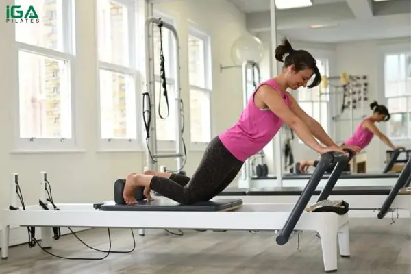 Bài tập Pilates Thigh Stretch trên Reformer: Cách thực hiện và lợi ích 10 Các biến thể và bài tập kết hợp với thigh stretch trên Reformer