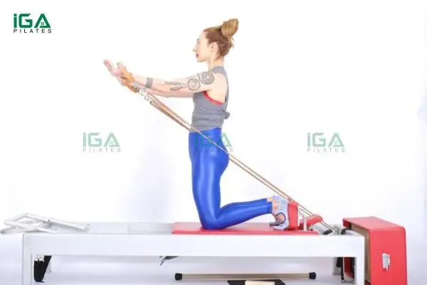 Khám phá bài tập Pilates Arm Circles trên Reformer giúp săn chắc vai và cải thiện tư thế 2 Chuyển động tròn nhẹ nhàng giúp tăng khả năng kiểm soát cơ và cải thiện tuần hoàn