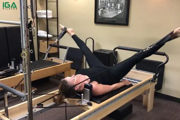 Bài tập Pilates Thigh Stretch trên Reformer: Cách thực hiện và lợi ích 11 Điều chỉnh lực căng khi ngả người ra sau