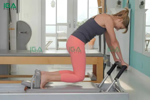 Động tác này giúp cải thiện tư thế và giảm căng cứng ở vùng lưng dưới