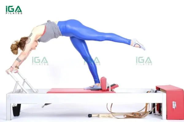 Hướng dẫn thực hiện bài tập Pilates Single Leg Elephant trên Reformer đúng kỹ thuật 2 Động tác này kích hoạt sâu nhóm cơ lõi giúp cơ thể ổn định và cân bằng hơn