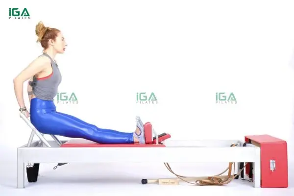 Hướng dẫn bài tập Pilates Long Back Stretch trên Reformer cho người mới bắt đầu 2 Động tác này mang đến sự linh hoạt và kiểm soát tốt hơn cho toàn bộ cơ thể