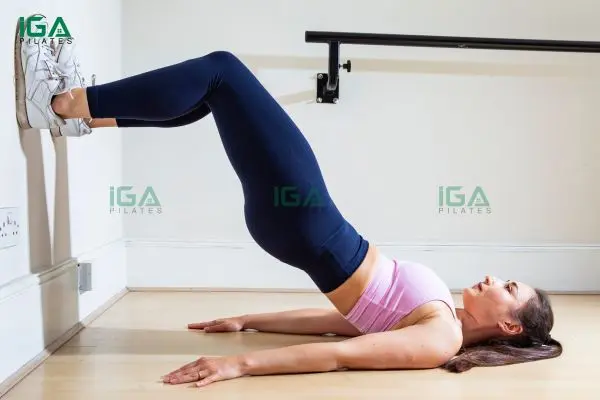 Bài tập pilates với tường - Dáng xinh, eo thon gọn 9 Động tác Wall Bridge