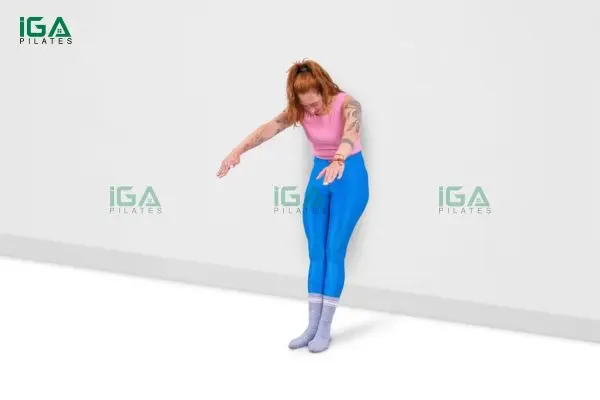 Bài tập pilates với tường - Dáng xinh, eo thon gọn 10 Động tác Wall Roll Up