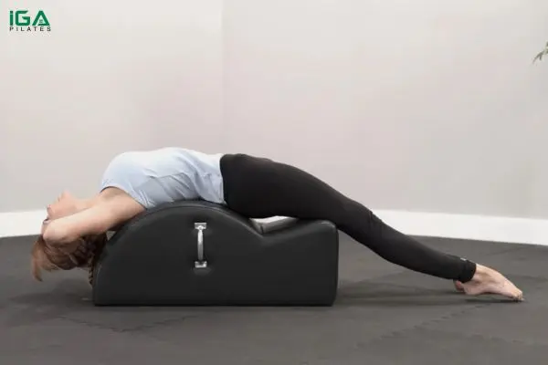 Bài tập Pilates Overhead trên Spine Corrector: Bí quyết giữ dáng và cân bằng cơ thể 5 Giúp thon gọn vòng eo và cải thiện cơ lưng dưới