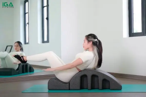 Bài tập Pilates Overhead trên Spine Corrector: Bí quyết giữ dáng và cân bằng cơ thể 9 Nâng hai chân lên, sao cho hông vuông góc với sàn