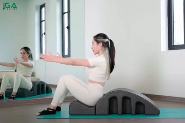 Bài tập Pilates Overhead trên Spine Corrector: Bí quyết giữ dáng và cân bằng cơ thể 8 Hai chân duỗi thẳng, gót chạm sàn để tạo điểm tựa vững vàng