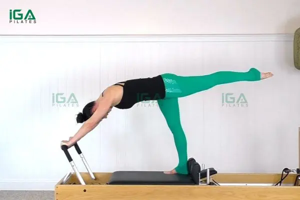 Hướng dẫn thực hiện bài tập Pilates Single Leg Elephant trên Reformer đúng kỹ thuật 10 Kết hợp với bài tập nâng cao như Arabesque