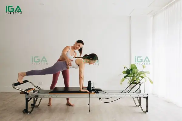 Hướng dẫn thực hiện bài tập Pilates Single Leg Elephant trên Reformer đúng kỹ thuật 8 Kết hợp với Plank on Reformer cải thiện cơ core