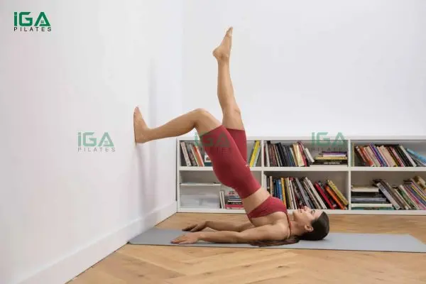 Bài tập pilates với tường - Dáng xinh, eo thon gọn 1 Khi tập dựa tường, người tập dễ dàng cảm nhận và kiểm soát cơ lõi hiệu quả