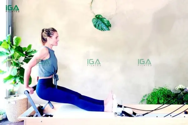 Hướng dẫn bài tập Pilates Long Back Stretch trên Reformer cho người mới bắt đầu 9 Long Back Stretch trên Reformer là lựa chọn tuyệt vời để phục hồi năng lượng sau ngày dài