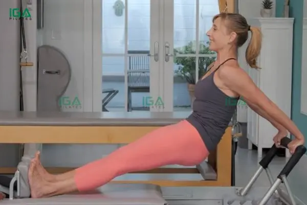Hướng dẫn bài tập Pilates Long Back Stretch trên Reformer cho người mới bắt đầu 4 Long Back Stretch trên Reformer mang lại cảm giác thư giãn sâu sau mỗi buổi tập