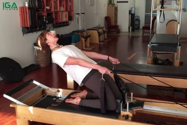 Bài tập Pilates Thigh Stretch trên Reformer: Cách thực hiện và lợi ích 3 Người tập cần kiểm soát tốt cơ thể khi nghiêng người ra sau