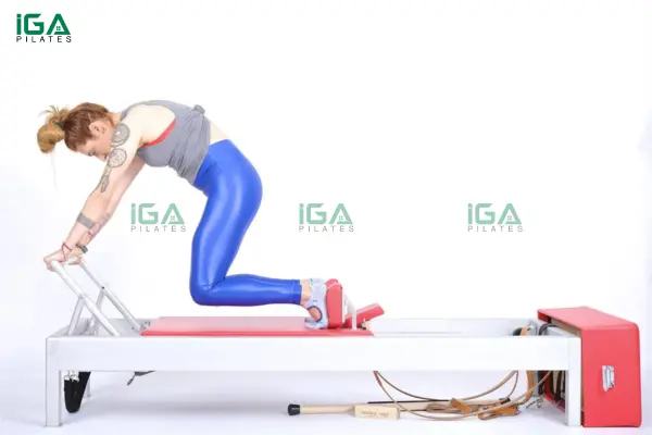 Người tập duy trì tư thế nâng gối để kích hoạt sâu nhóm cơ trung tâm