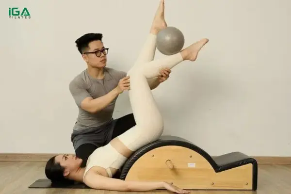 Bài tập Pilates Overhead trên Spine Corrector: Bí quyết giữ dáng và cân bằng cơ thể 3 Overhead với Spine Corrector đòi hỏi phối hợp nhịp nhàng ở hơi thở