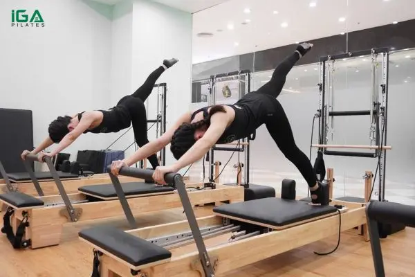 Bài tập Pilates Thigh Stretch trên Reformer: Cách thực hiện và lợi ích 1 Phương pháp tập luyện pilates