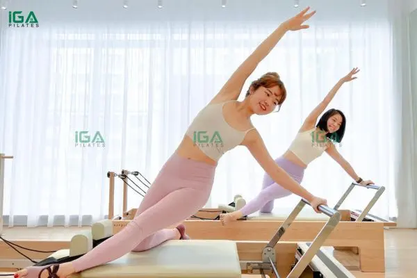 Tập Pilates có tác dụng gì? Bí quyết "lột xác" cho cơ thể và tinh thần 3 Pilates giúp người tập điều chỉnh tư thế đúng, giảm đau lưng và căng cơ vai gáy
