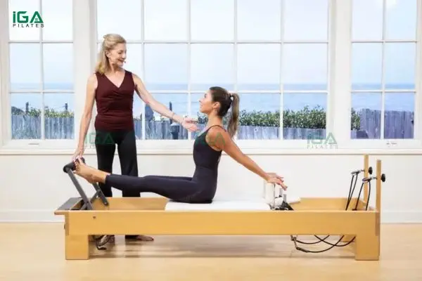 Bài tập Pilates Stomach Massage trên Reformer giúp săn chắc cơ bụng và cải thiện tư thế 9 Pilates Stomach Massage trên Reformer giúp cơ bụng săn chắc và vóc dáng cân đối hơn