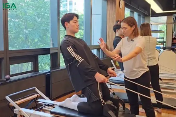Bài tập Pilates Thigh Stretch trên Reformer: Cách thực hiện và lợi ích 5 Thigh Stretch trên Reformer giúp giãn cơ hông và cải thiện tư thế