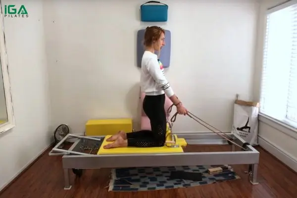 Bài tập Pilates Thigh Stretch trên Reformer: Cách thực hiện và lợi ích 8 Thở ra chậm rãi và kéo người trở lại tư thế ban đầu