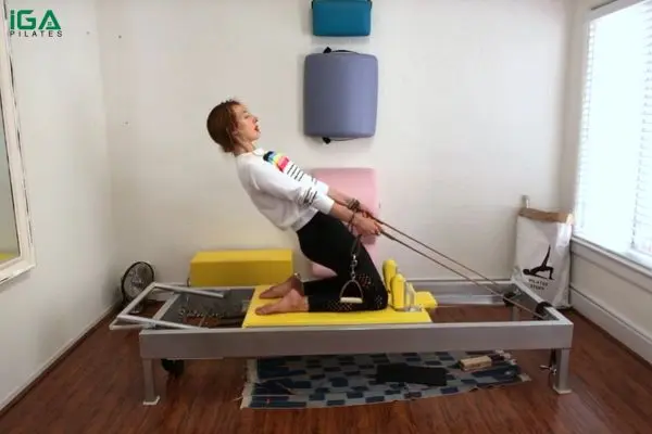 Bài tập Pilates Thigh Stretch trên Reformer: Cách thực hiện và lợi ích 7 Thực hiện động tác ngả người